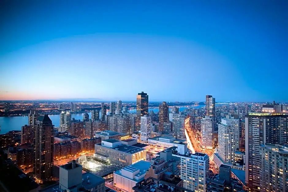 Nächtlicher Blick über die Lichter der New Yorker Skyline Richtung Hudson River