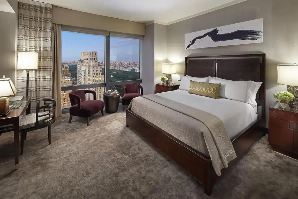 Elegantes Schlafzimmer mit Kingsize-Bett und atemberaubendem Blick auf die Skyline von New York.