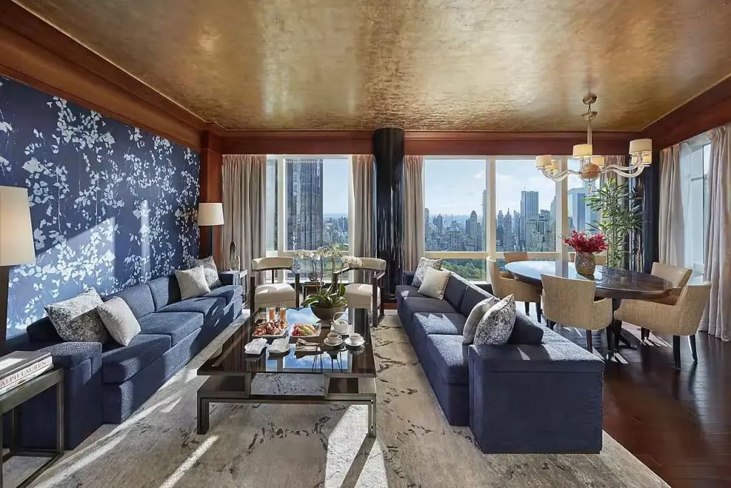 Stilvolles Wohnzimmer mit eleganten Sofas und Blick über die Skyline von New York.