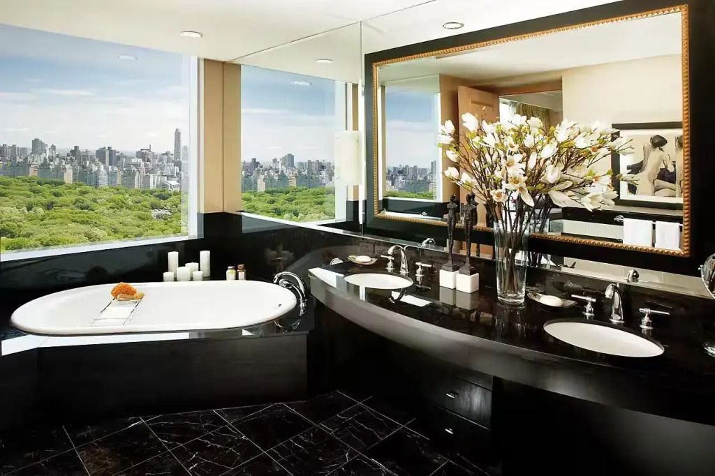 Luxuriöses Badezimmer mit großer Badewanne und spektakulärer Aussicht auf die Stadt.
