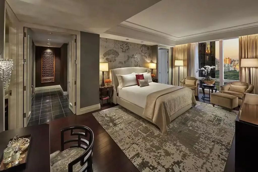 Elegantes Schlafzimmer in der Präsidenten Suite mit luxuriösem Doppelbett und stilvoller Dekoration.