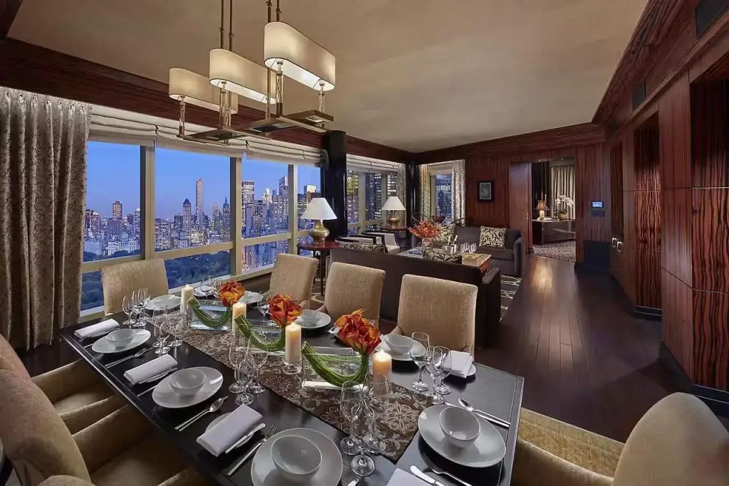 Essbereich in der Präsidenten Suite mit Blick auf die Stadt und elegantem Tischgedeck.