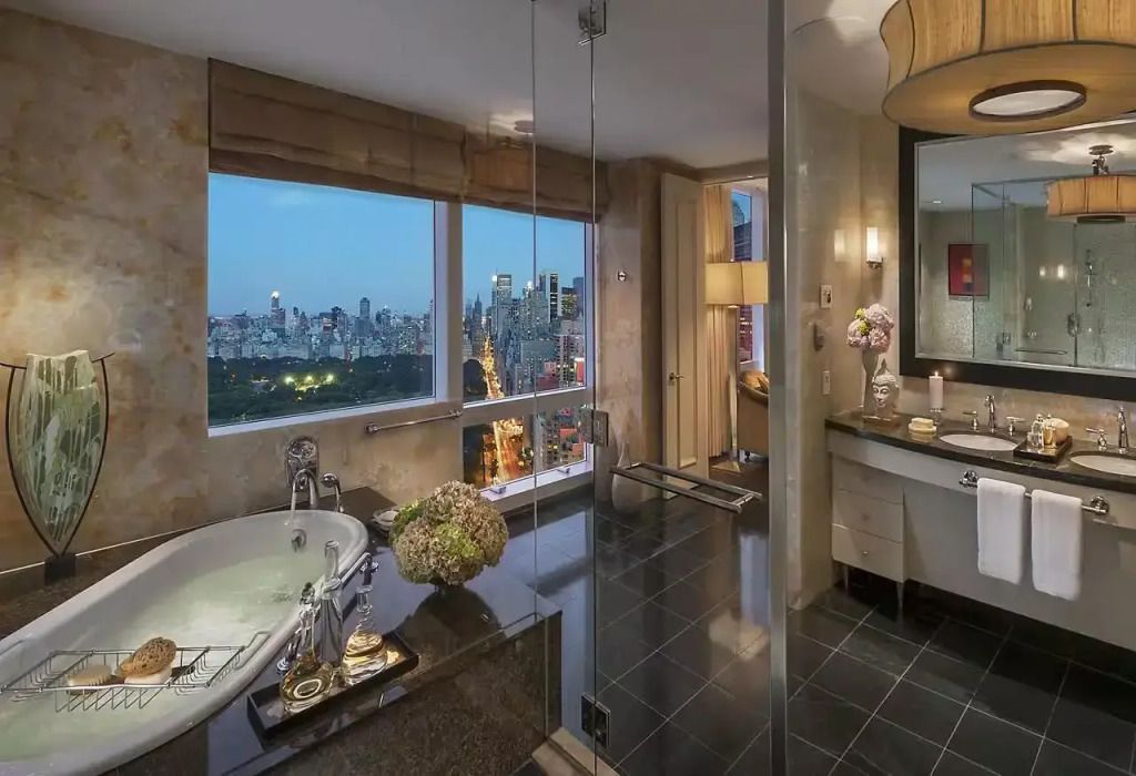 Luxuriöses Badezimmer der Präsidenten Suite mit freistehender Badewanne und großartigem Stadtausblick.