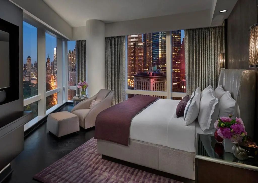 Luxuriöses Schlafzimmer mit Blick auf die Skyline von New York und elegantem Interieur