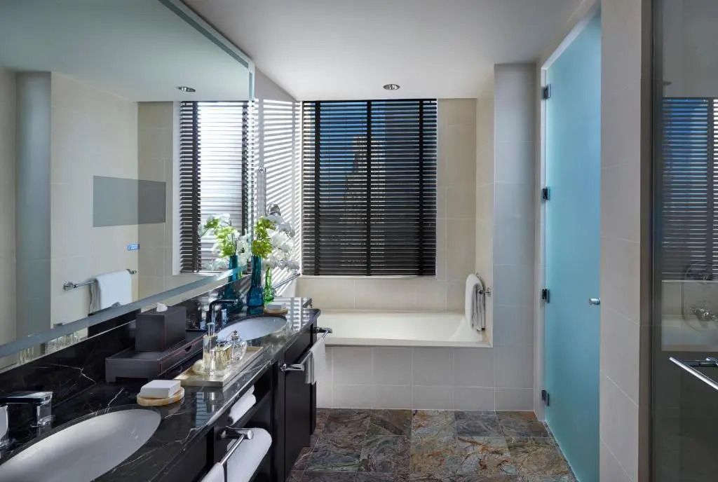 Modernes Badezimmer mit großzügiger Badewanne und stilvollen Armaturen