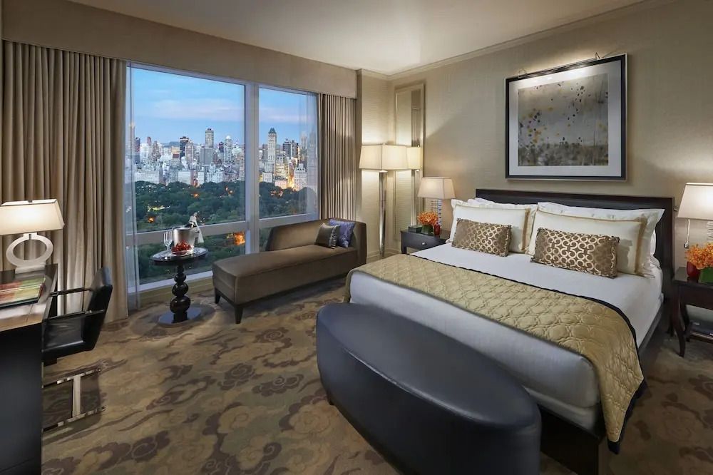 Stilvoll eingerichtetes Zimmer mit Blick auf Central Park durch große Fenster
