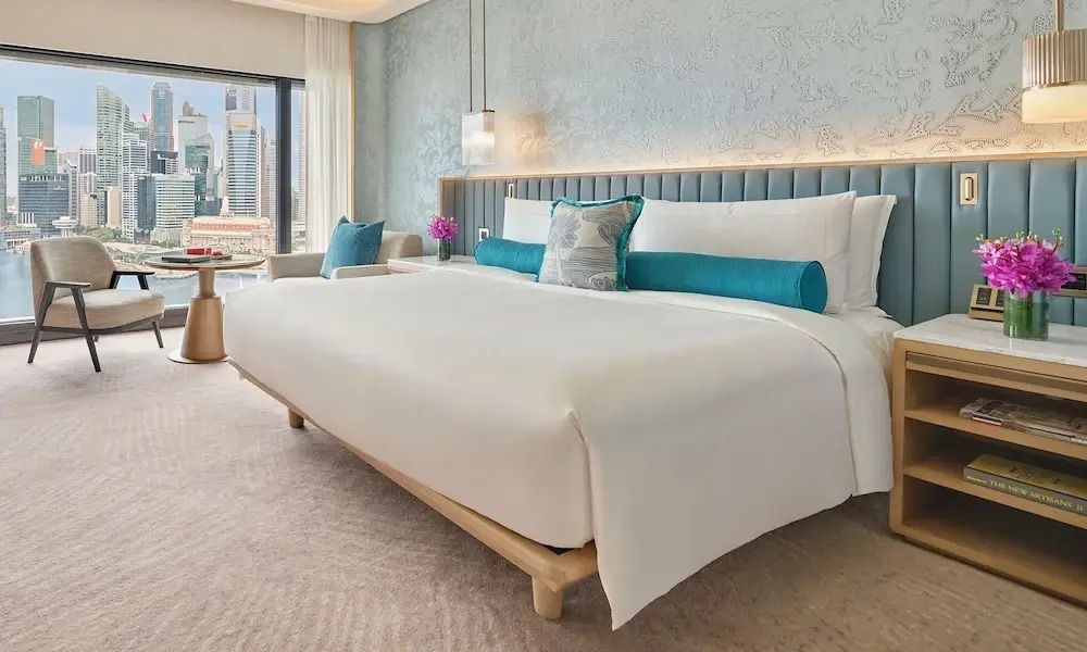 Luxuriöses Club Marina Bay Doppelzimmer mit weichem Doppelbett und eleganter Einrichtung