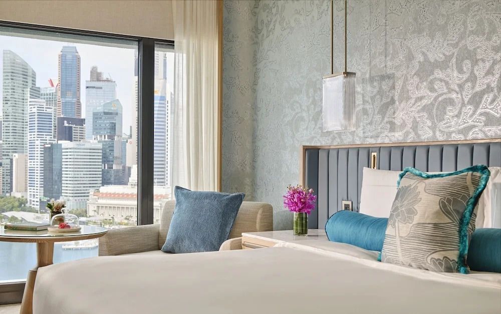 Zimmer mit Blick auf die Skyline von Singapur und stilvollen Designs sowie frischen Blumen