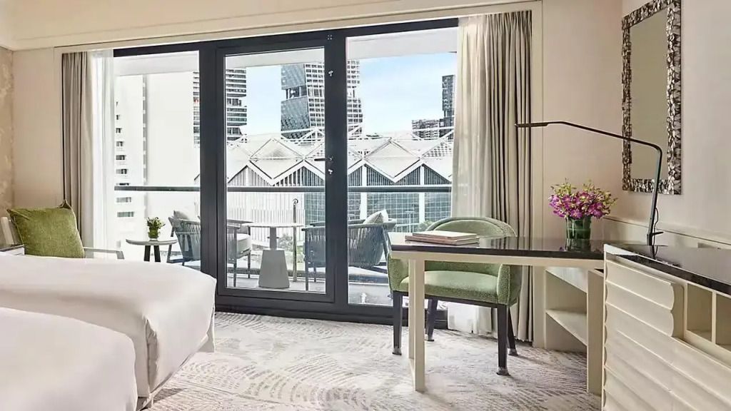 Balkonblick vom Deluxe Zimmer mit modernen Hochhäusern