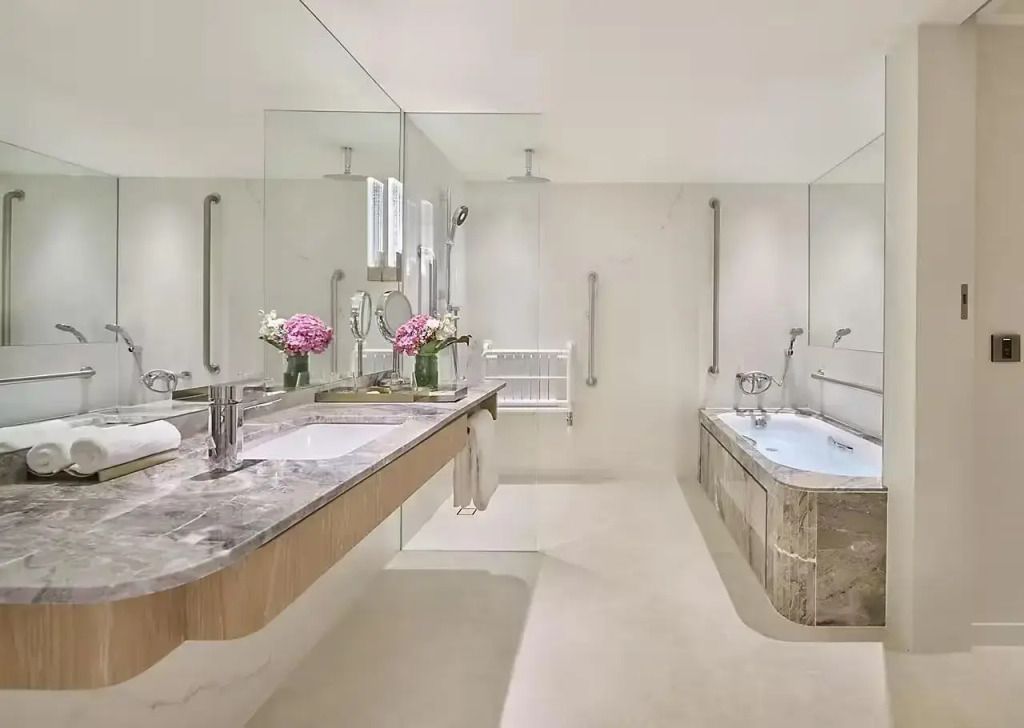 Modernes Badezimmer mit großer Badewanne und edlem Interieur