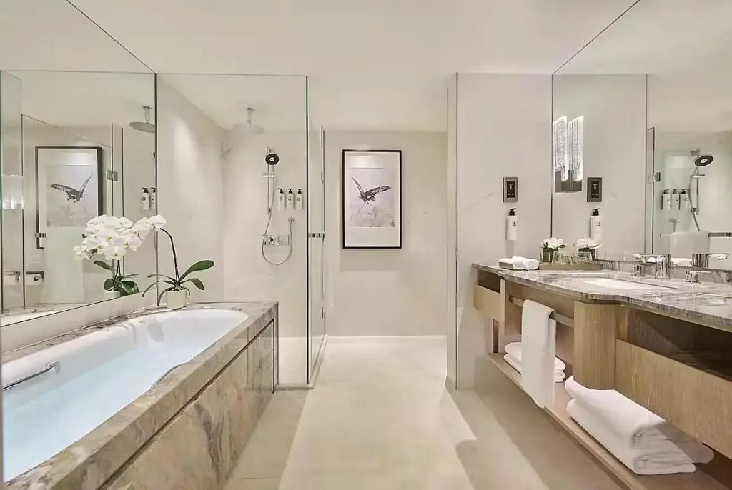 Helles Badezimmer mit Glasdusche und stilvollen Details