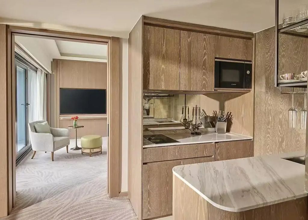 Kompakte Küchenzeile in der Suite mit modernen Geräten und Holzverkleidung