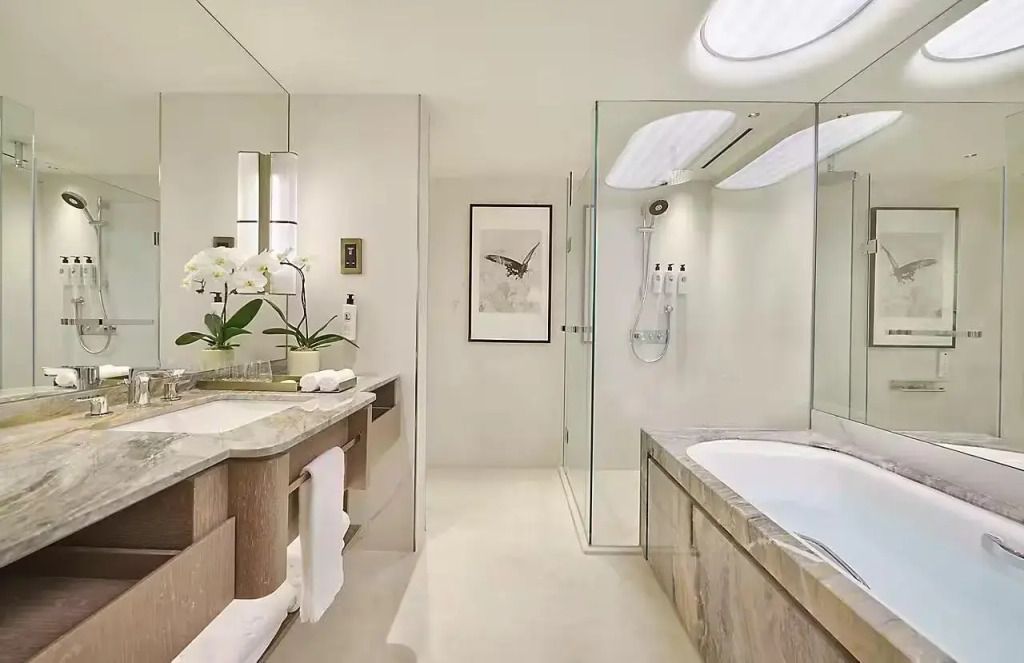 Luxuriöses Badezimmer mit großer Badewanne und stilvollen Armaturen