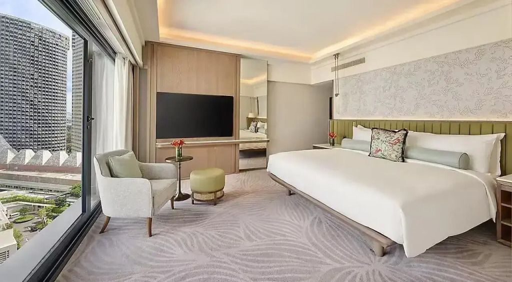 Elegantes Schlafzimmer der Family Theme Suite mit großem Sofa und moderner Einrichtung