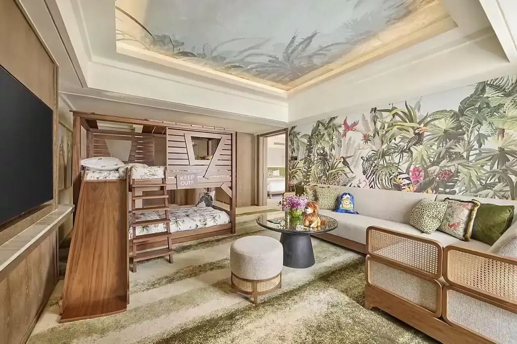 Verspieltes Kinderzimmer mit Etagenbett und buntem Dschungel-Wandbild