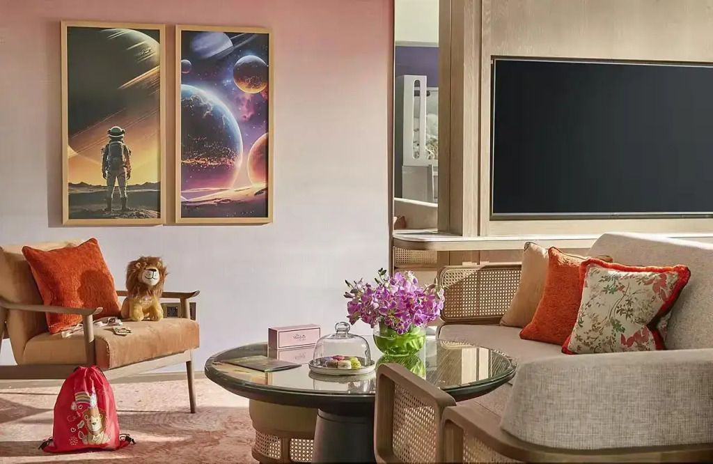 Gemütliches Wohnzimmer mit buntem Planetendesign und luxuriöser Dekoration