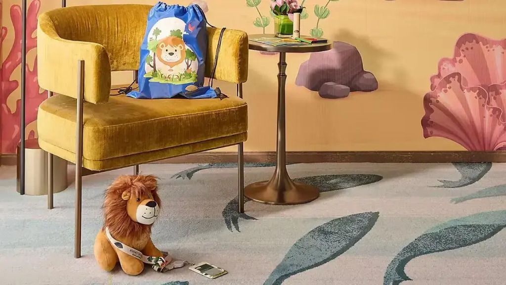 Detail aus Kinderzimmer mit Plüschlöwe und verspielten Dekorationen
