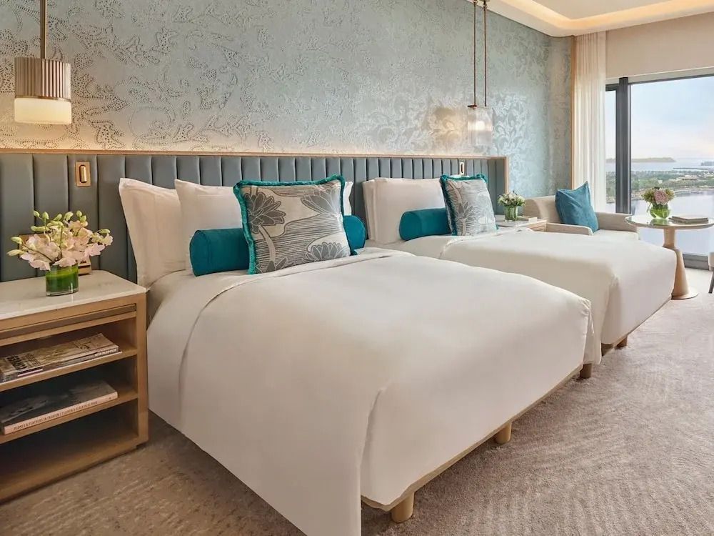 Elegantes Marina Bay Doppelzimmer mit zwei Einzelbetten und stilvollem Dekor.