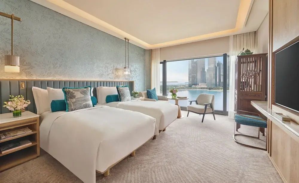 Geräumiges Marina Bay Zimmer mit atemberaubendem Blick auf die Skyline von Singapur.