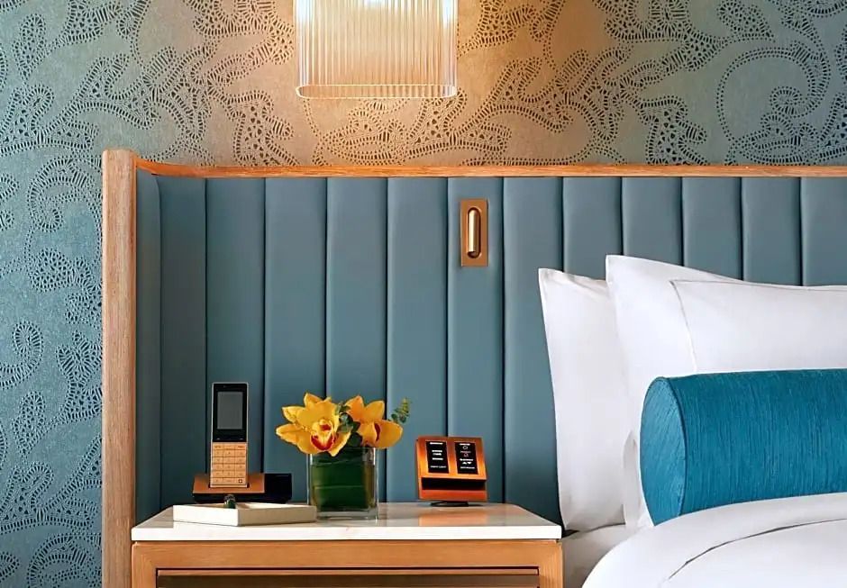 Detailaufnahme eines stilvollen Nachttisches im Marina Bay Zimmer.