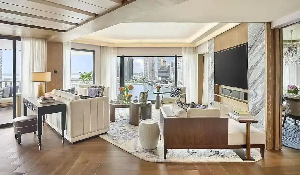 Helles Wohnzimmer der Suite mit Panoramafenstern und stilvollem Interieur
