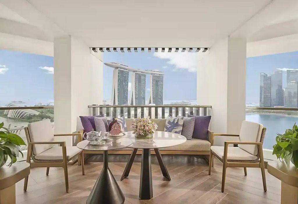 Balkon mit stilvoller Sitzecke und Blick auf Marina Bay Sands
