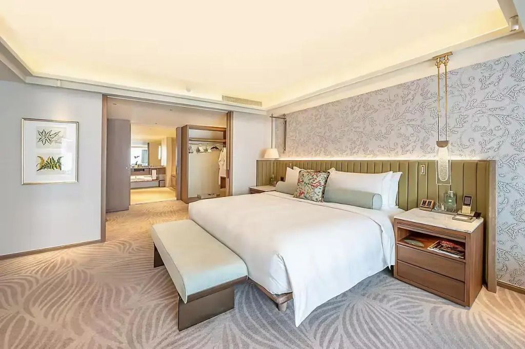 Luxus-Schlafzimmer in der Premier Suite des Mandarin Oriental Singapore mit Kingsize-Bett