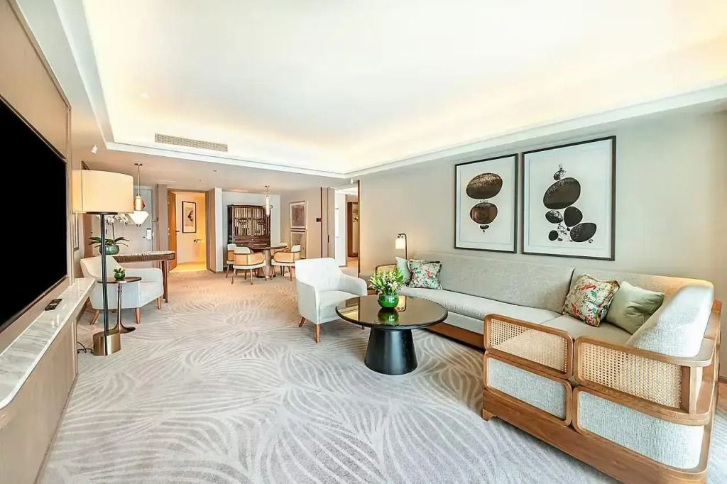 Geräumiges Wohnzimmer der Premier Suite mit moderner Einrichtung im Mandarin Oriental Singapore