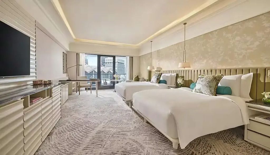 Luxuriöses Premier Zimmer mit zwei Betten und Balkon im Mandarin Oriental Singapore