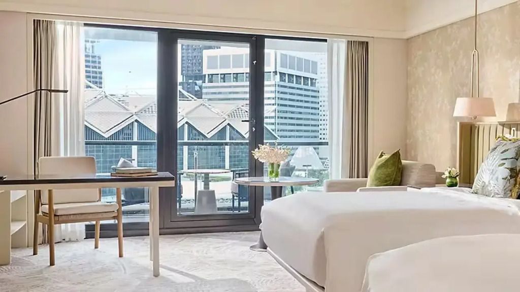 Blick aus dem Premier Zimmer auf die Skyline von Singapur im Mandarin Oriental