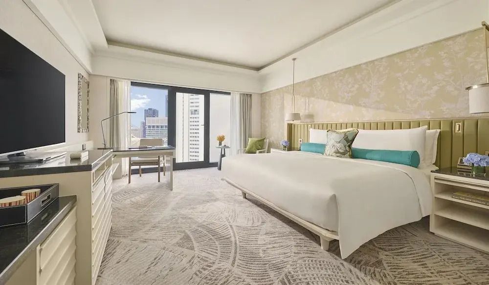 Elegantes Schlafzimmer in einer Residential Suite mit großem Fenster und modernem Dekor