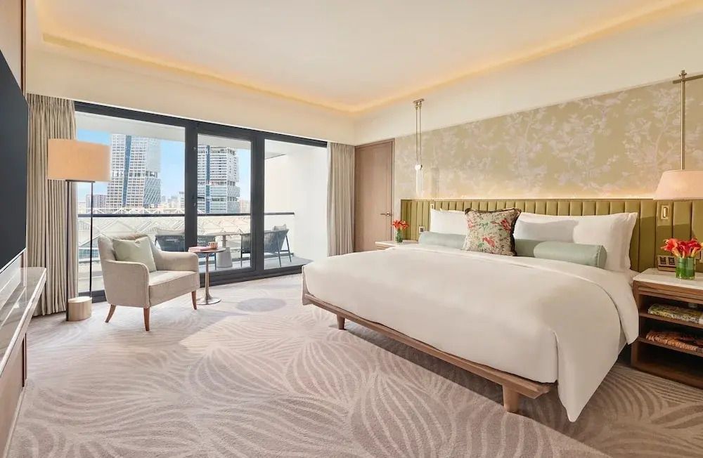 Geräumiges Schlafzimmer einer Residential Suite mit Balkon und Stadtblick