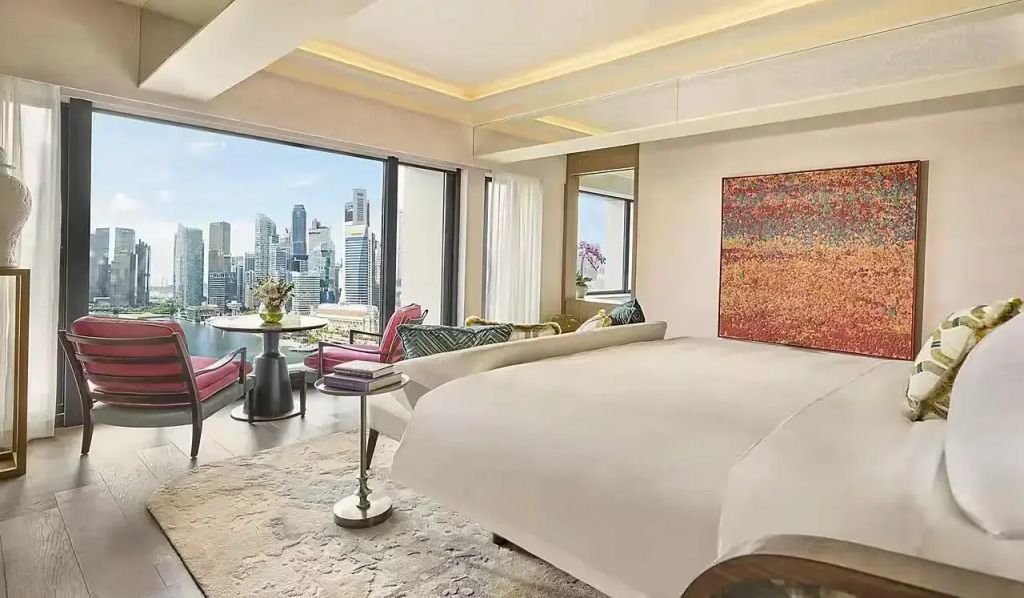 Schlafzimmer mit Panoramablick auf die Marina Bay im Penthouse, stilvolle Gestaltung.