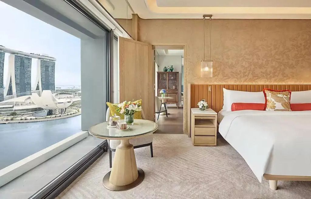 Helles Schlafzimmer mit Flussblick im Royal Marina Bay Penthouse, elegante Details.