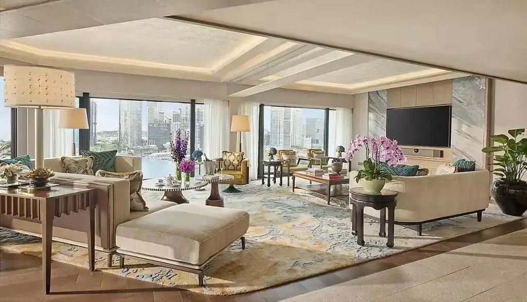 Großzügiges Wohnzimmer im Penthouse mit Blick auf die Stadt, luxuriöse Möbel.