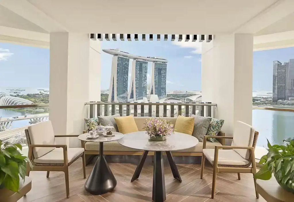 Balkon im Penthouse mit Sitzbereich, spektakulärer Blick auf Marina Bay Sands.