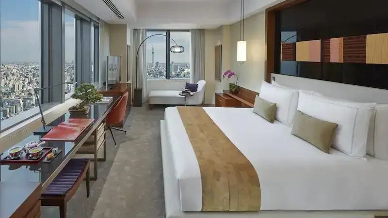 Geräumiges Zimmer mit großem Bett und Stadtblick im Mandarin Oriental Tokyo