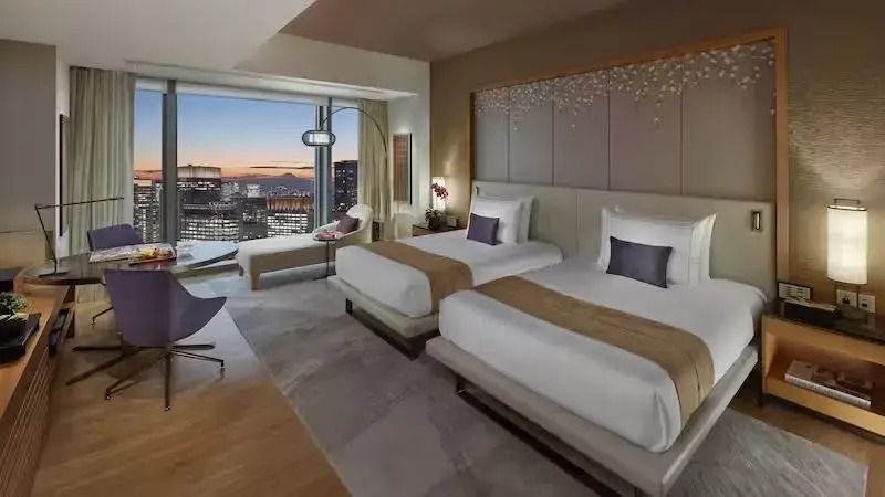 Luxuriöses Zimmer mit zwei Betten und Stadtblick bei Sonnenuntergang im Mandarin Oriental Tokyo