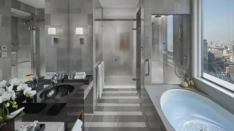 Modernes Badezimmer mit Glasdusche und eleganter Ausstattung im Mandarin Oriental Tokyo