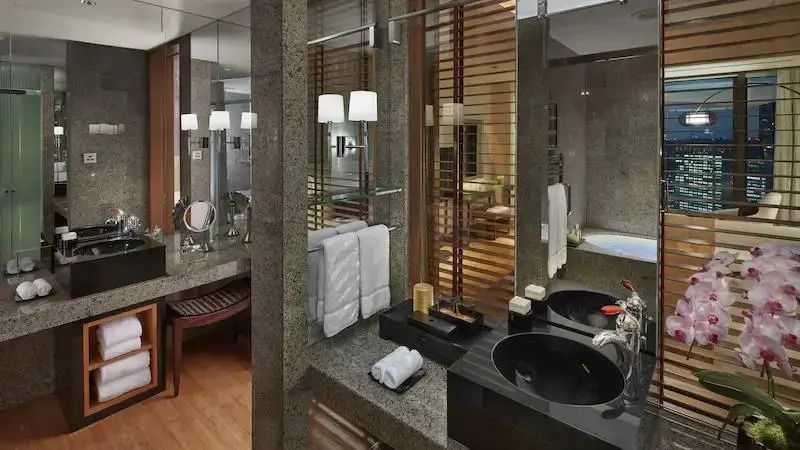 Elegantes Badezimmer mit stilvollem Waschtisch und moderner Beleuchtung