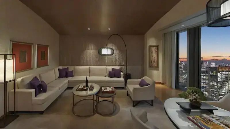 Gemütlicher Wohnbereich der Suite mit eleganten Möbeln und dezenter Beleuchtung