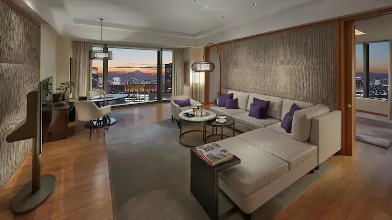 Wohnbereich der Oriental Suite mit stilvoller Einrichtung und Blick auf die Stadt