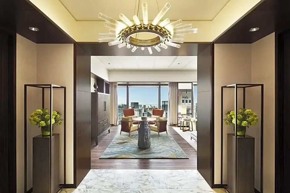 Eleganter Eingangsbereich zur Präsidenten Suite mit modernem Kronleuchter und Stadtblick.