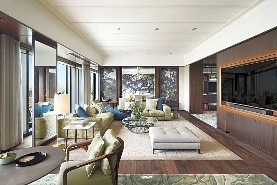Luxuriöser Wohnbereich der Suite mit großen Fenstern und eleganter Einrichtung.