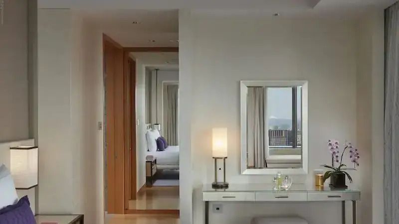 Elegantes Ankleidezimmer in der Suite mit Spiegel und dezenter Beleuchtung