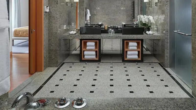 Modernes Badezimmer mit Doppelwaschbecken und luxuriöser Marmoroptik