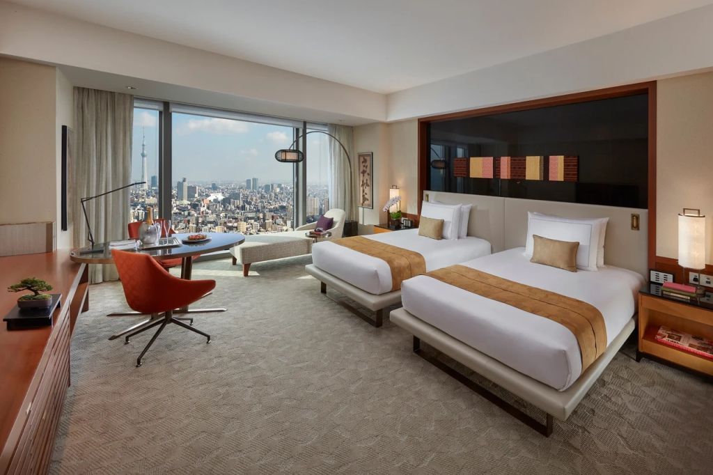 Zweibettzimmer in der Premier Suite mit Panoramablick auf Tokio