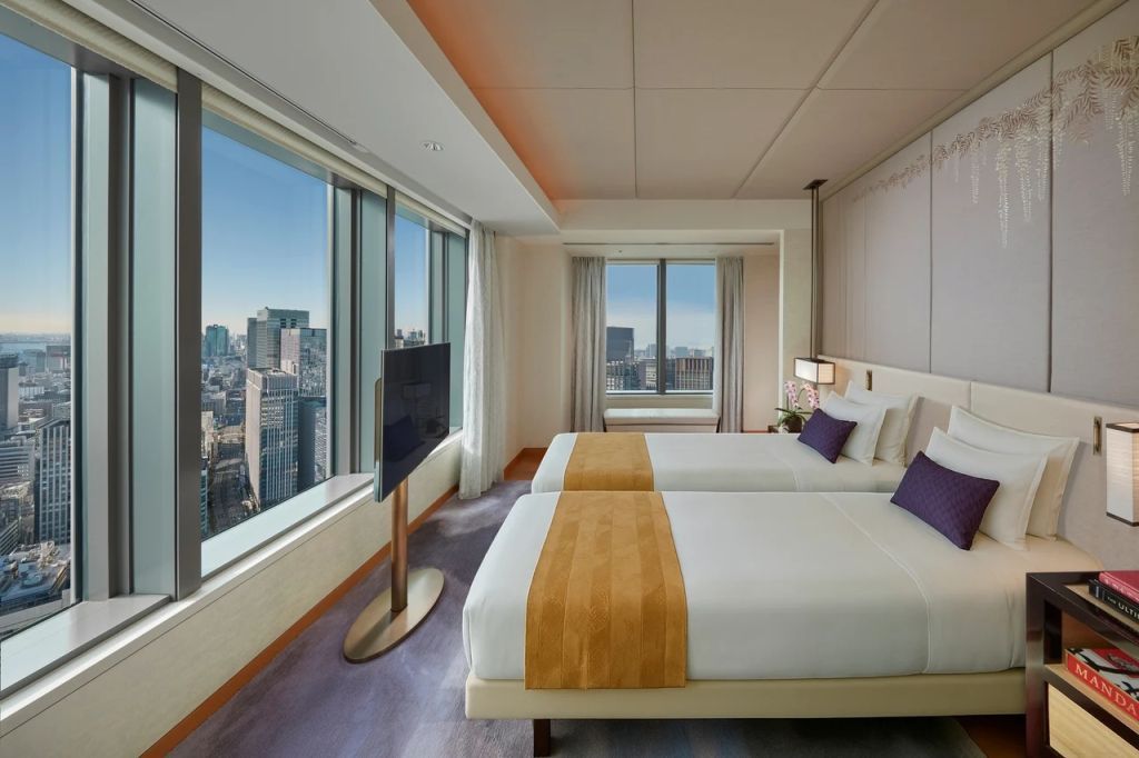 Helles Schlafzimmer der Premier Suite mit bodentiefen Fenstern