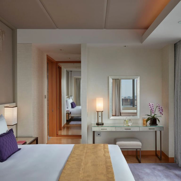 Schlafzimmeransicht in der Premier Suite mit Schreibtisch und Spiegel