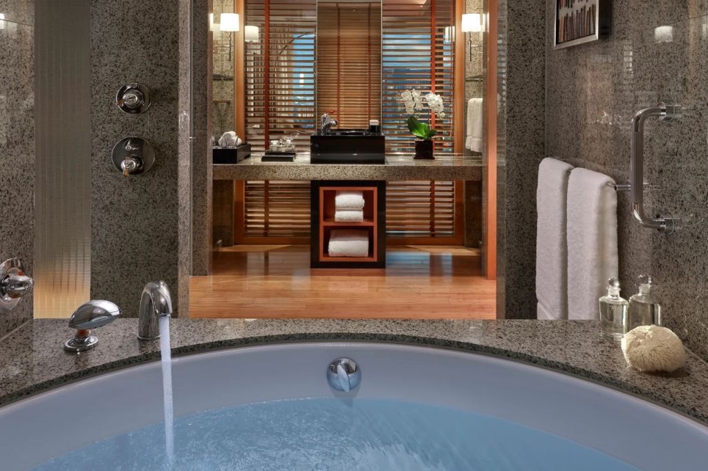 Luxuriöses Badezimmer der Premier Suite mit Blick auf Waschbereich